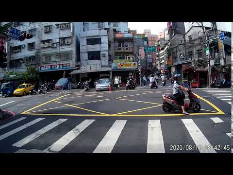 08 11 沒戴安全帽的屁孩都勇於闖紅燈