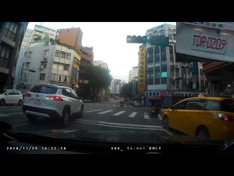 計程車TDR-0號違規跨越雙黃線