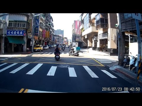07 23 都騎到路中間了才臨時想右轉