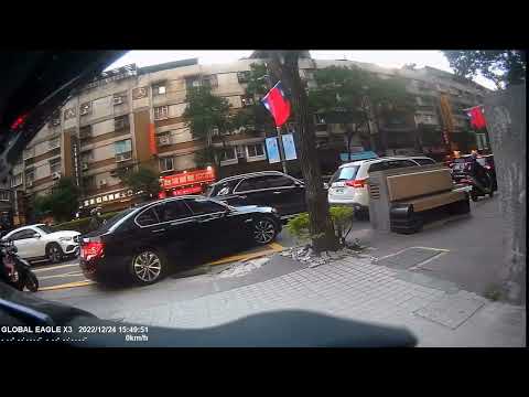 馬路三寶車禍影片 漢生東路計程車乘客開車門（騎上人行道錯誤示範）（ 新北市板橋區漢生東路