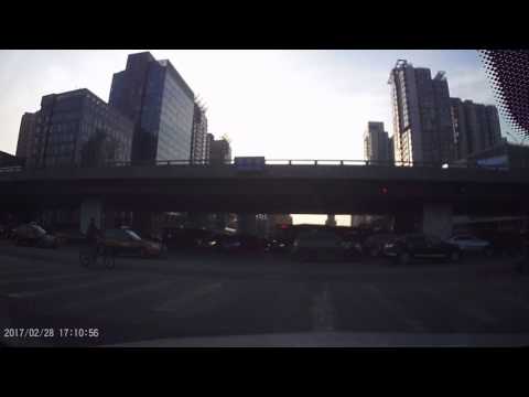 马路如虎口，行人差点成亡魂。