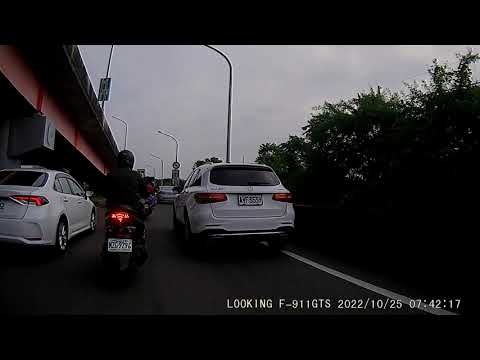 南科管理局、台南市政府看到了嗎?   到處禁行機車，汽車還要這樣違規並排行駛，機車到底要走哪?