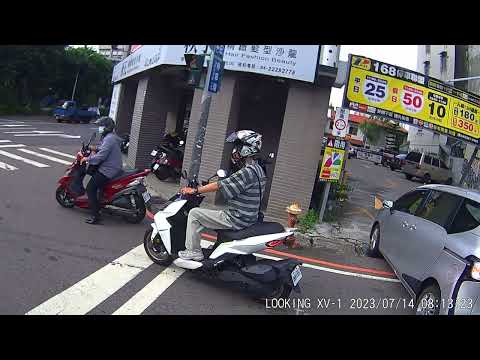 跨雙黃線逆向違規進停車場