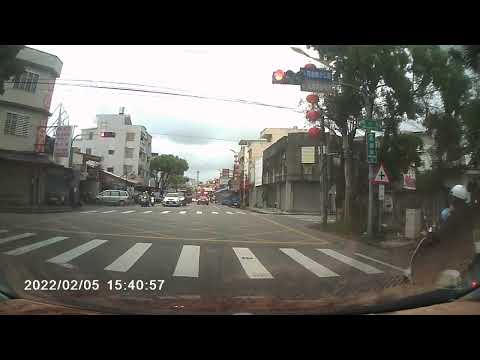 對向車輛停等紅燈被撞