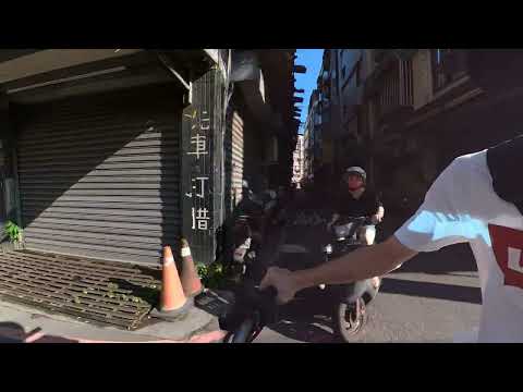 路寶記 一早就來兩個  1台雙黃 1台未注意左方來車...