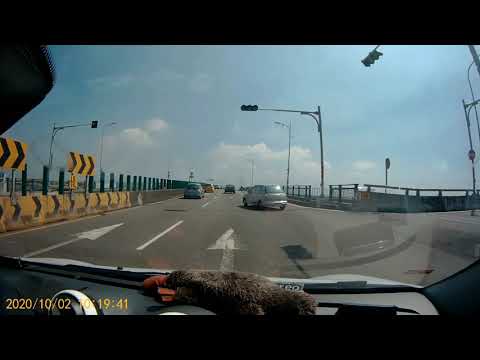 【4569-HL】東港大橋上，違規闖紅燈右轉駛入的三寶 車牌