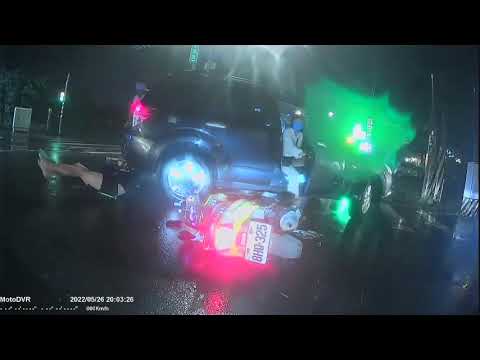 撞到頭了……  迴轉三寶沒在看   轉發     