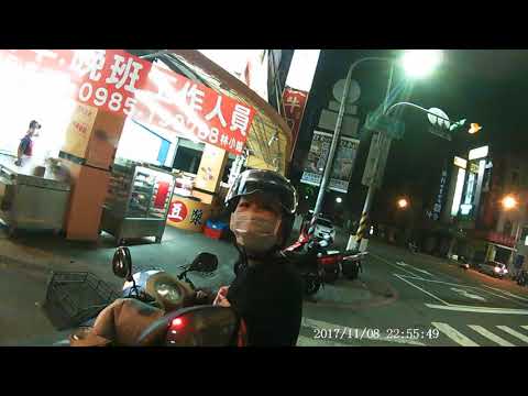 右轉不打方向燈，還嗆不然你是想怎樣?