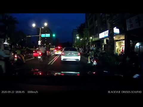 台北市復興南路二段與辛亥路二段路口（台大辛亥校門前）計程車雙白線違規變換車道，導致後車急煞，致使摩托車追撞倒地