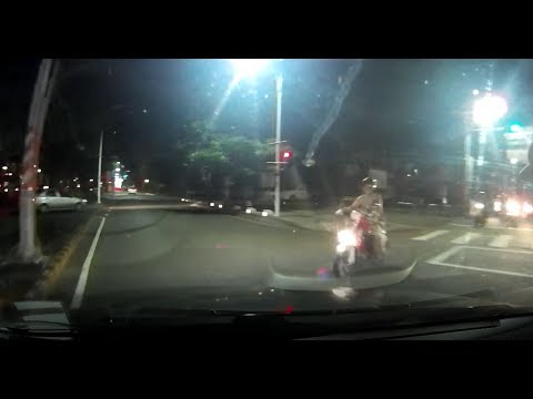 撞到闖紅燈的三寶