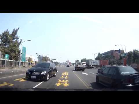 (嚇到漏尿)超狂貨櫃車闖紅燈 結果...