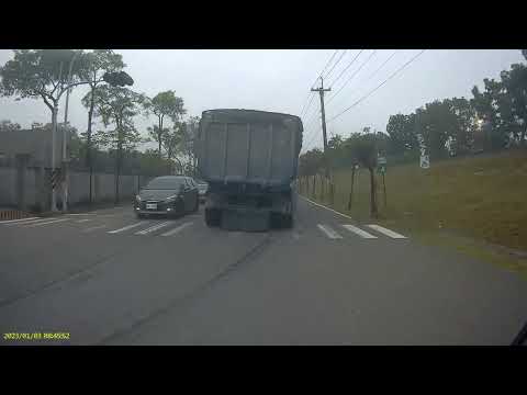 馬路三寶寧可努力按喇叭闖紅燈，也不願努力剎車，不顧他人性命（已檢舉）