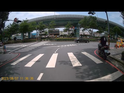 【167-MZF】違規闖紅燈 & 轉彎未打方向燈 (已舉發)