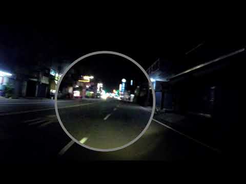 晚上這樣逆向騎在路中央是要嚇死誰....