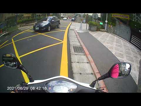 以為我禮讓的是直行車嗎? 錯，是逆向的三寶！