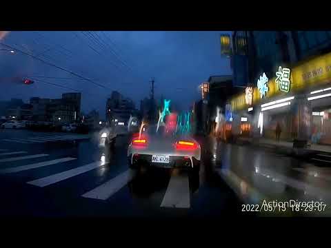 斑馬線上是我專用的停等區 