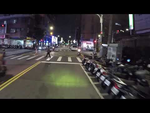 超級大媽三寶，直接左轉逆向騎過來