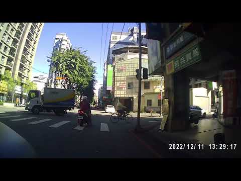 馬路三寶兩段式闖紅燈（已檢舉）