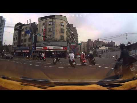 秀朗橋上的違規(3:40開始)