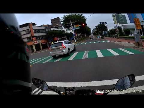 ㄧ大早路上常看到ㄧ些出門走走運動的老人家過馬路你還敢這樣直接闖！