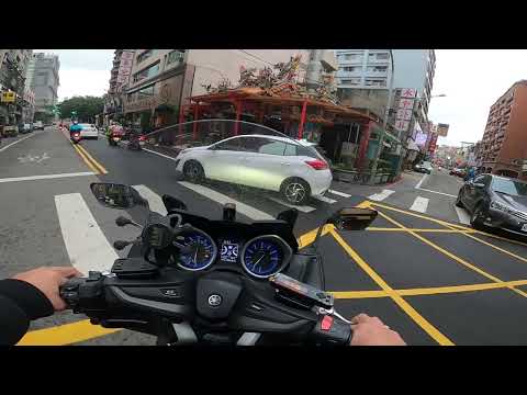 三寶   我已經在禮讓路人了  很急是嗎？  你的擋風玻璃都是A柱？   我沒按喇叭你不就衝過去 ＃桃園市  ＃三寶 ＃