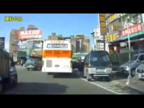 廂型車違停槽化線 駕駛突開車門 公車擦撞「開花」好紓壓