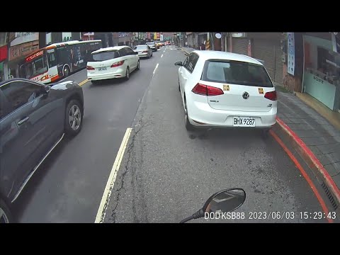 一輛車違停，兩線道變一線道（檢舉失敗）