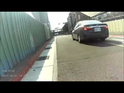 三寶開車別滑手機阿 逆向開車想死別拖人下水好嗎