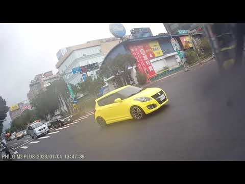 三寶(片長) 沒左轉燈不知道為啥一直在原地等? (請注意影片裡的黑車)