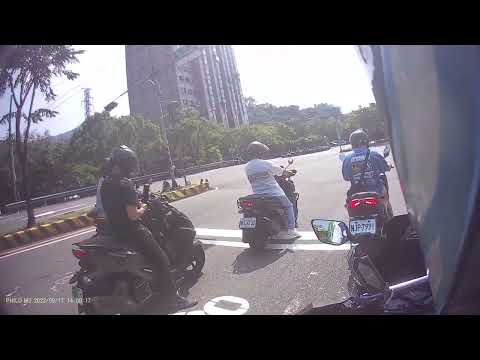 三寶9/17 騎車就專心點，不要騎到失神阿，差一點前車就被你帶走了