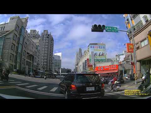 廢警的生存之道：在五台違規四輪中等著抓違規轉彎的二輪