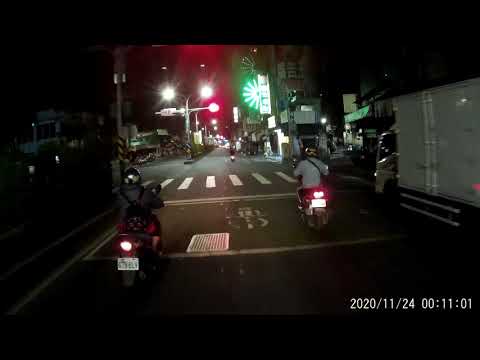 11 24 不戴安全帽的屁孩都勇於闖紅燈