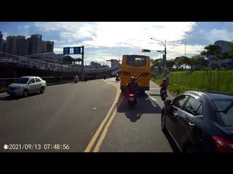 這樣違規有比較快嗎，還是在等紅綠燈呀