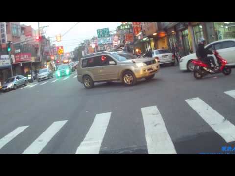 電研路85度C旁的汽機車 違規停車和妨礙交通