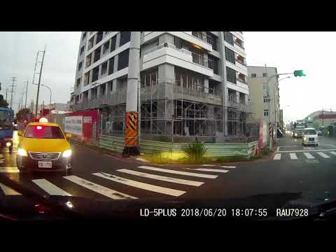 闖紅燈+逆向行駛+危險駕駛
+ 跨越雙黃線
不顧他人安危▪惡劣小黃