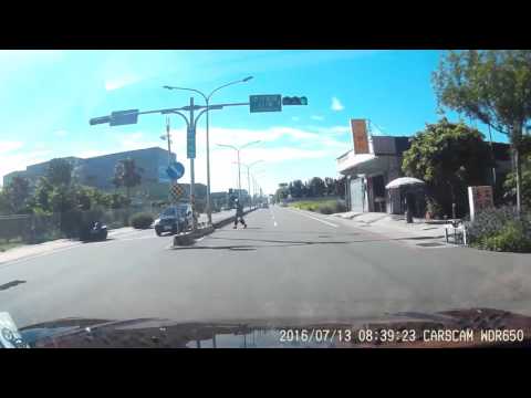 過馬路不看路的女三寶...