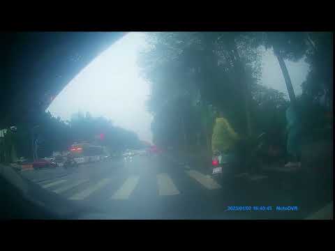 馬路三寶車禍影片 肖連朗闖紅燈，擊落！網直呼：太誇張（ 台南市北區北門路二段與小東路口