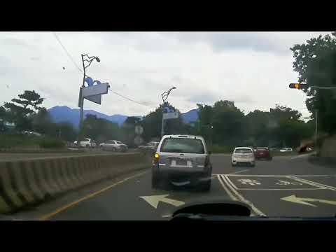 “路霸哥”耍靈異？1.快車道豪邁違停；2.好像在換駕駛但不見第二人...；3.不慌不忙再闖個紅燈！