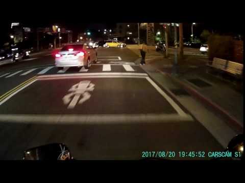 :08:20 19 45 53 三寶沒穿上衣闖紅燈阿伯