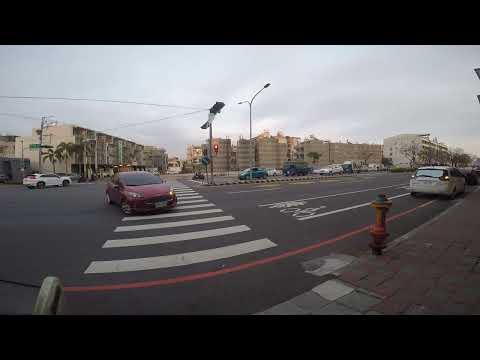 台南行人地獄日常人行道等紅燈也是要非常謹慎