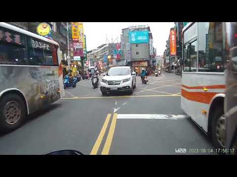 硬要過耶，差幾公分就撞到了（已檢舉）