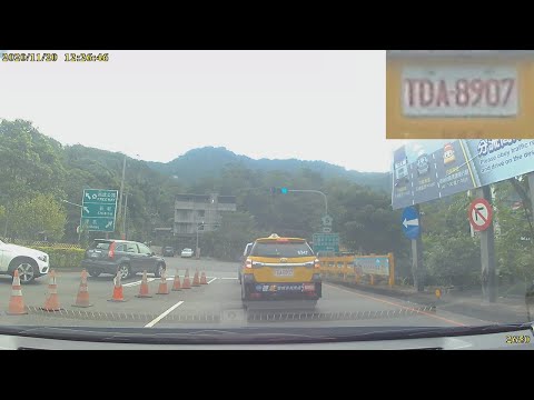 【TDA-8907】計程車號右轉彎未依規定使用方向燈