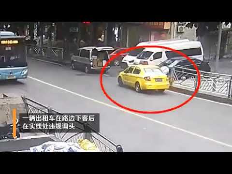 重慶一出租車違規掉頭，騎車男子躲避不及一頭撞進車後窗