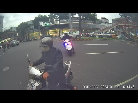 從頭到尾不知道警察就在身後，紅燈左轉又騎上人行道