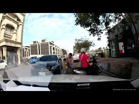 爆乳辣媽逆向送小孩上學 竟嗆：我就是故意的 超胸ig遭網友神出