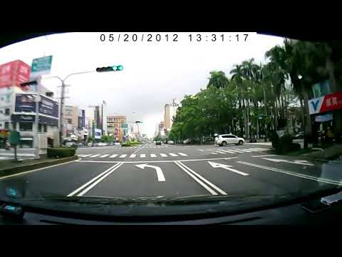 台灣三寶 | 天兵不看路 闖紅燈 只好被撞到天上飛