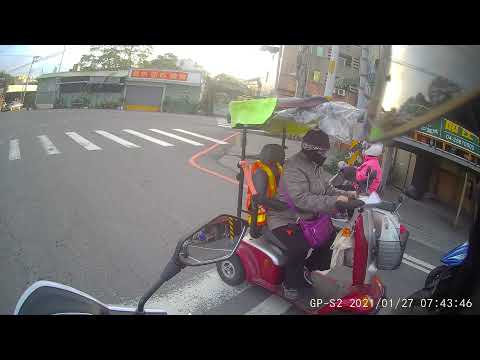 三寶奇遇記之阿嬤騎電動車逆向