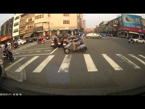 機車三寶待轉區內戰，兩個越線的夾殺要搶黃燈的