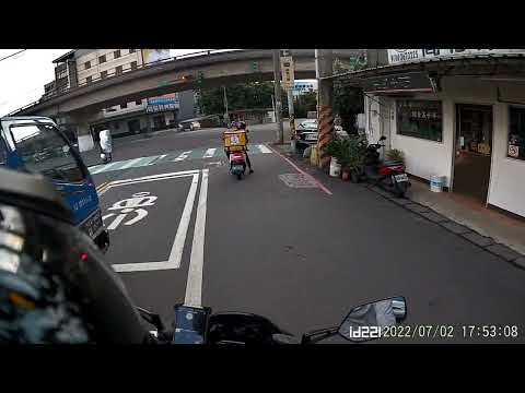 亂七八糟的道路設計逼我們二輪族走路肩  + 紅燈右轉的三寶 