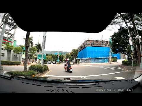 三寶這麼愛鬼切？有這麼急著切嗎?大家起步要注意。Be care of those careless motor rider.